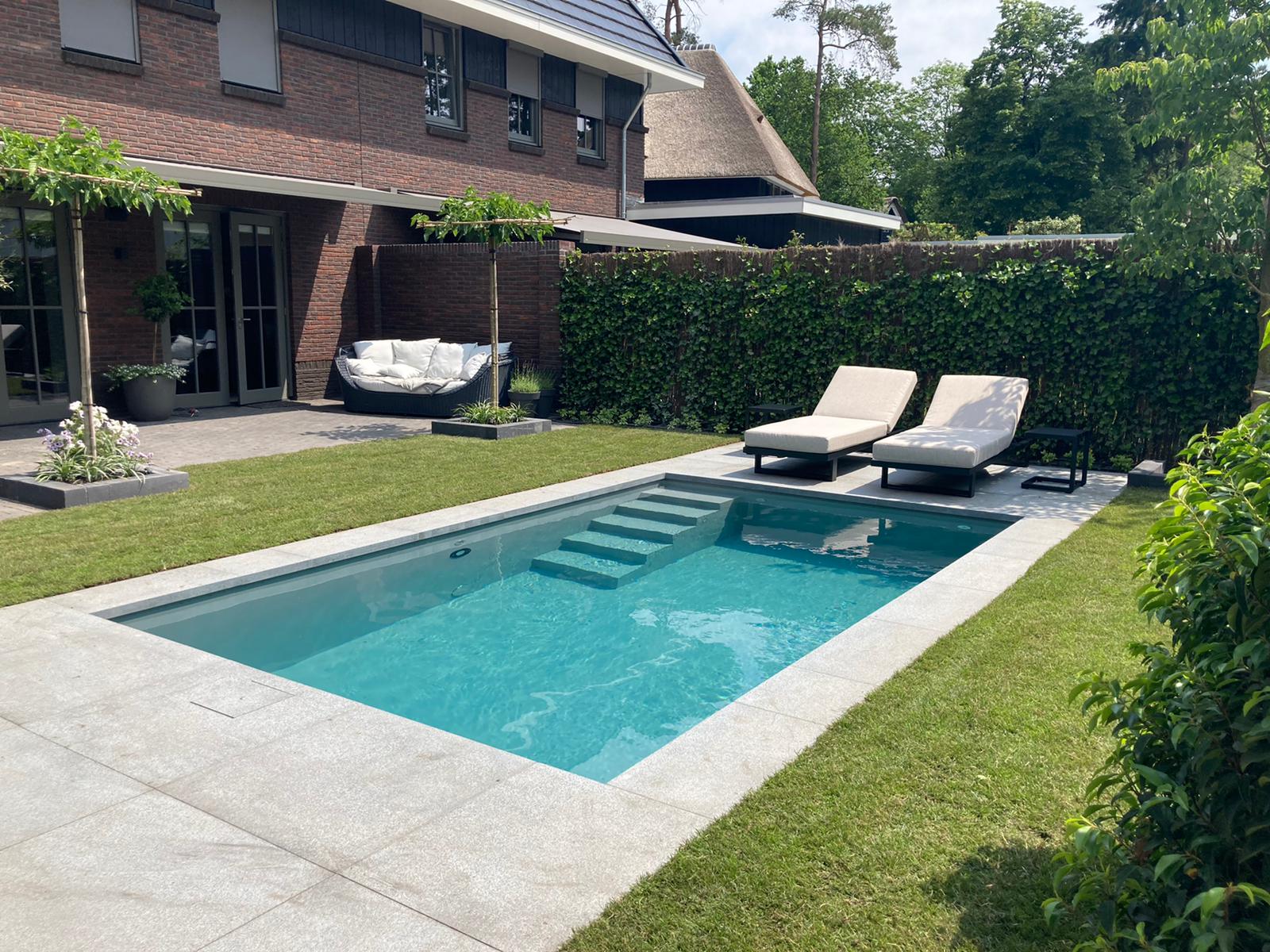 overzichts- en sfeerfoto van een tuin met zwembad indeling en gebruik van de ruimte