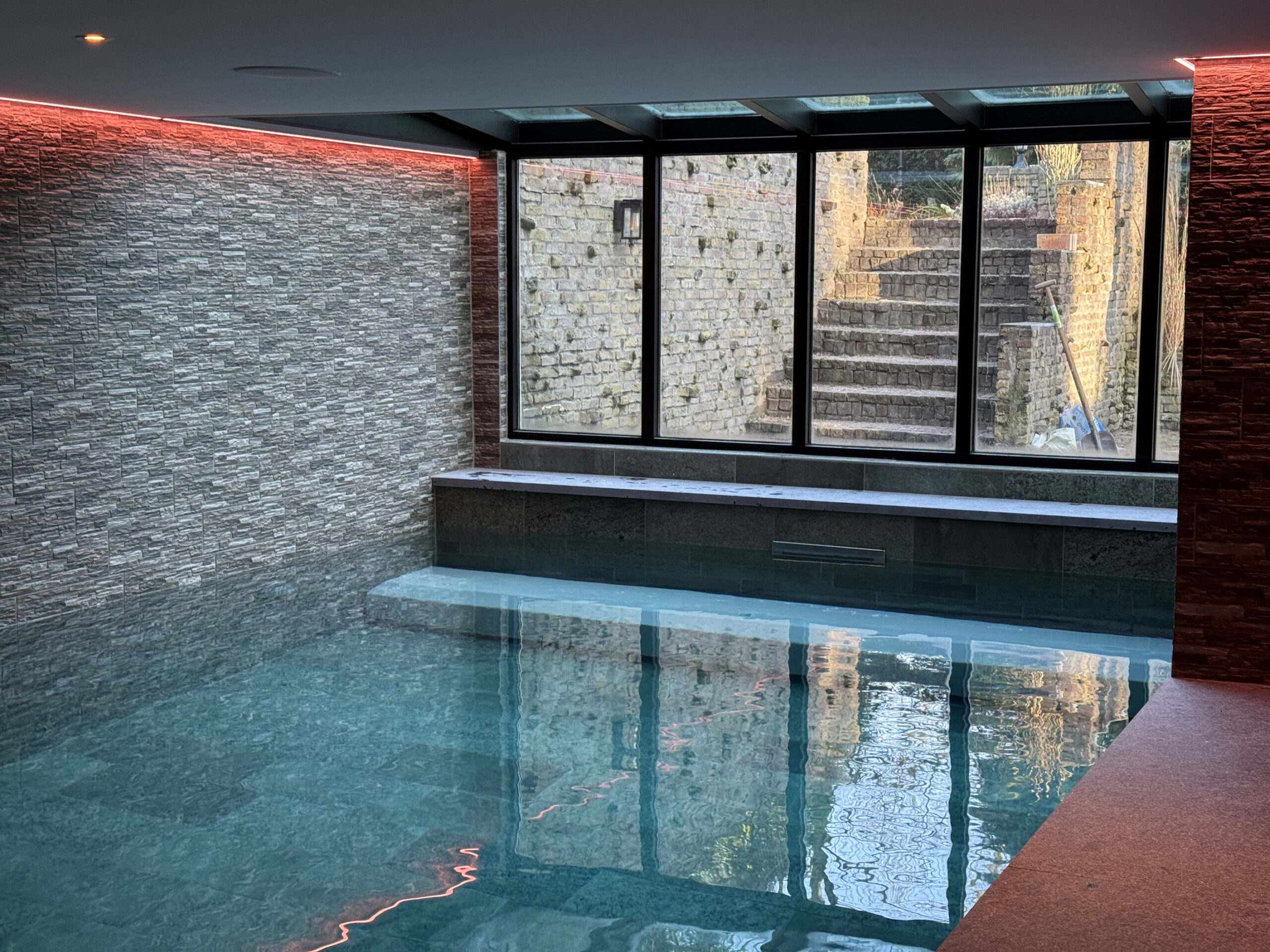 interieur sfeerfoto met focus op licht, reflectie en materiaalbeleving