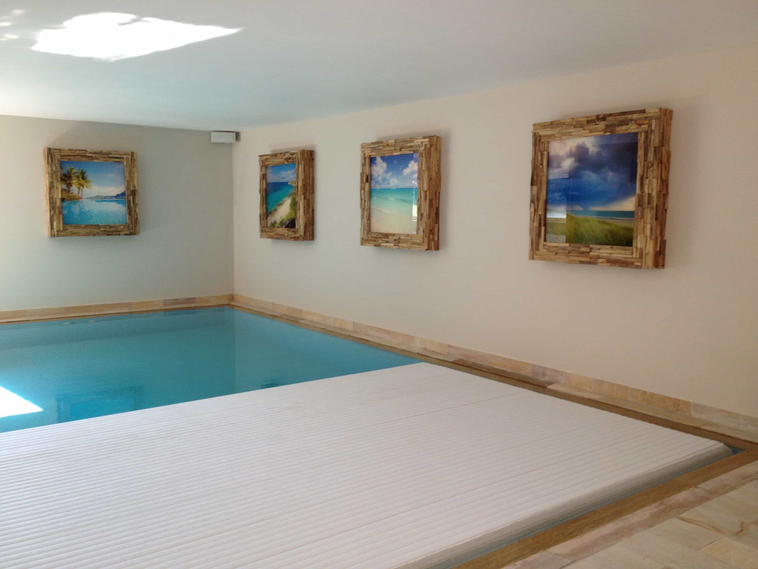 interieur van een binnenzwembad met focus op afwerking en functionaliteit