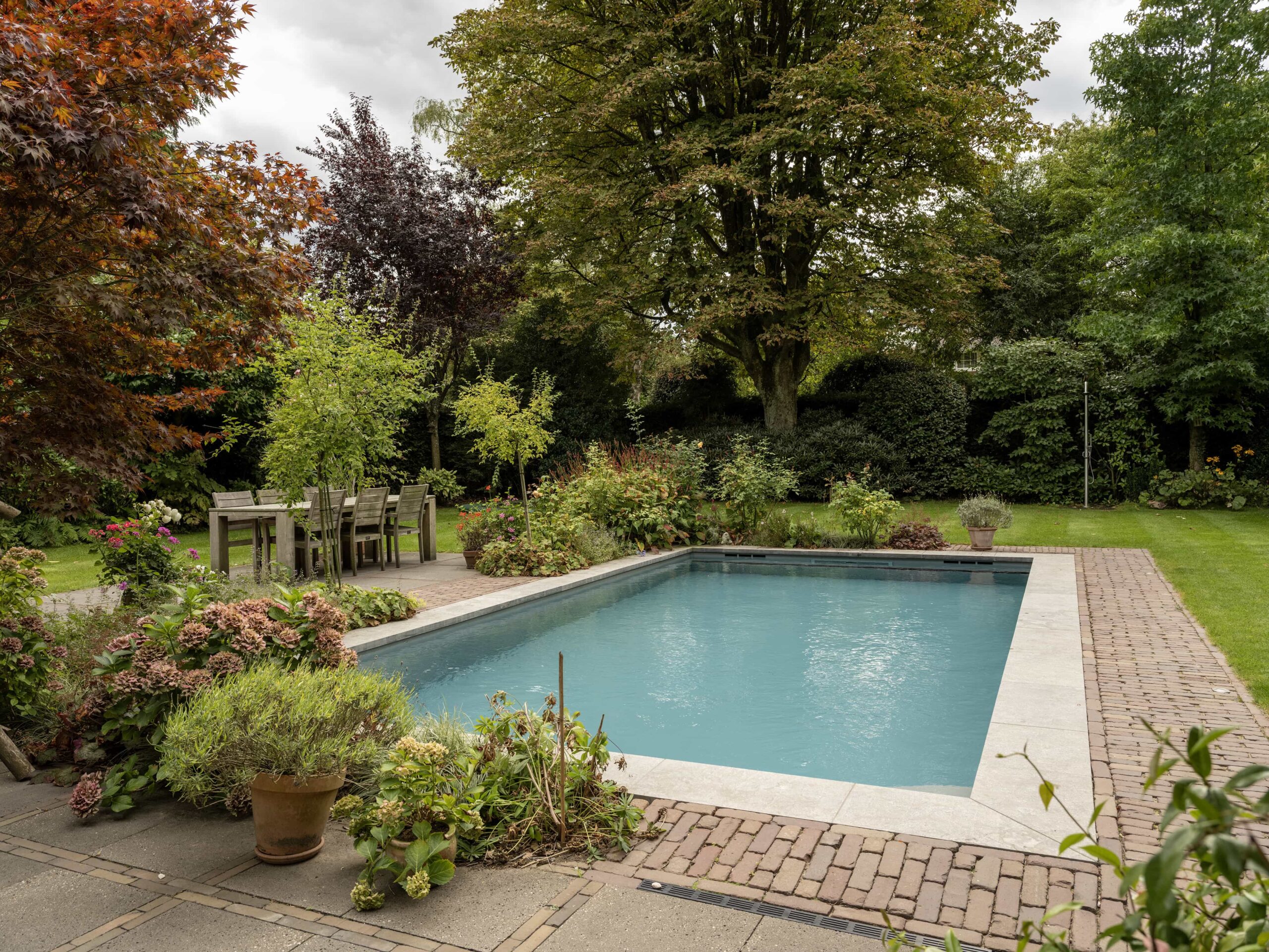 natuurlijke tuin met zwembad beplanting en sfeer