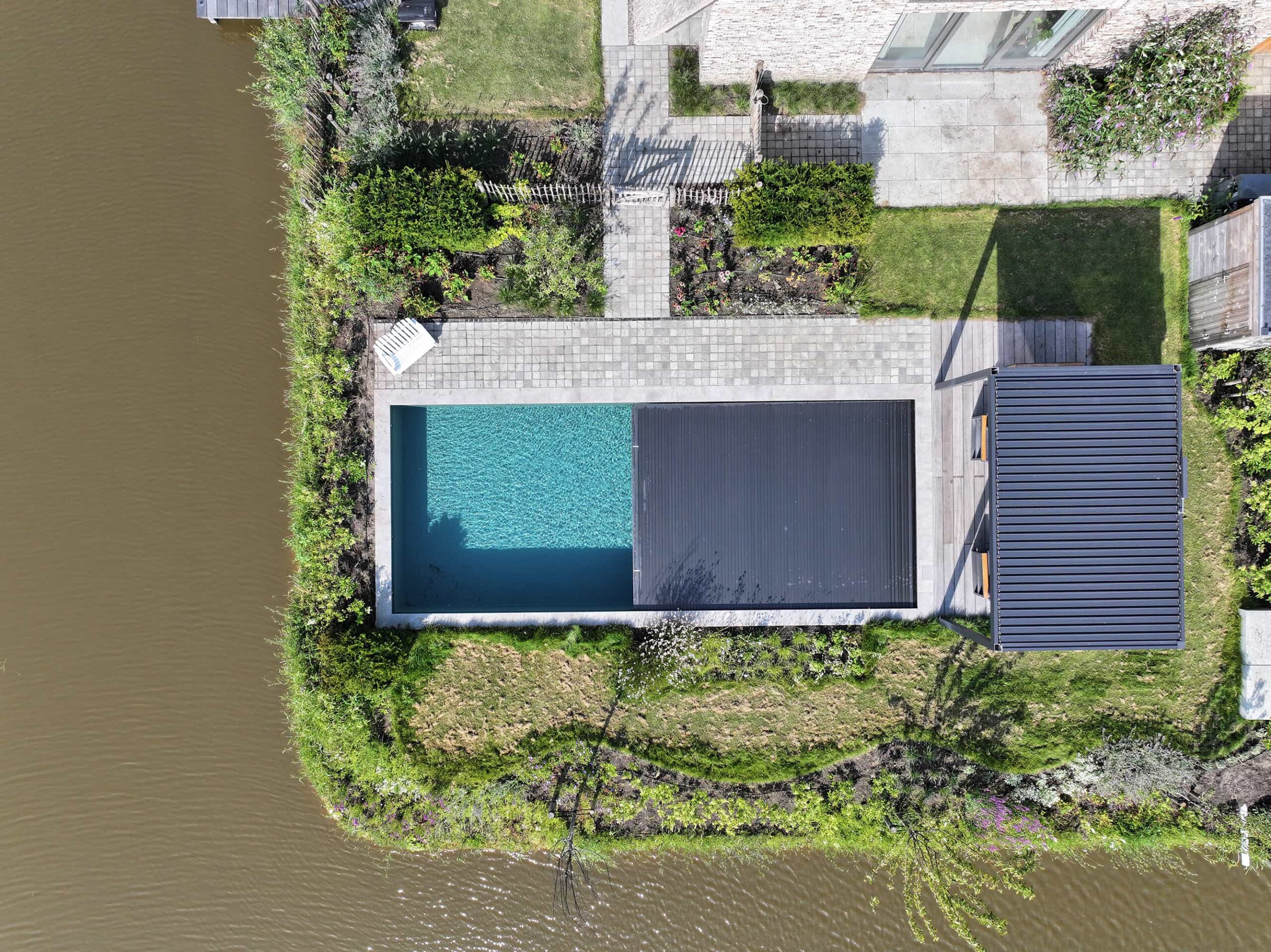 luchtfoto van een zwembad en tuin met focus op indeling en techniek