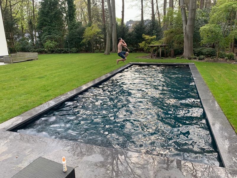 lifestyle actiefoto van een zwembad